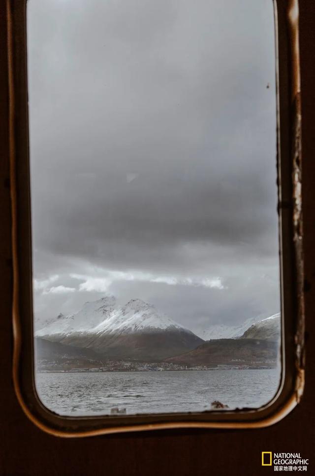 地球两端的“镜像之城”：一座最北一座最南，惊人相似