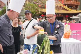 广州越秀：果蔬变“花鸟”！粤菜大厨秀出精湛雕刻技艺图片