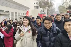青年早新闻 | 他们现身高校，大学生尖叫“追星”图片