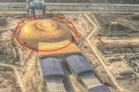 旅客坐飞机，窗外惊现巨型“怀孕”擎天柱！网友热议！当地回应：“大肚子”是星空馆……图片