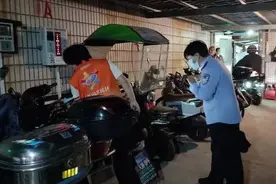 夜查进行时！严把电动自行车安全关图片