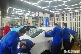 8名“喜憨儿”撑起一个洗车店，岛城首家“喜憨儿”洗车店开业图片