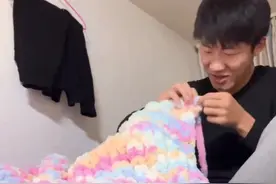 超甜！男生在宿舍给女友织毛毯 舍友：两人已恋爱六七年图片