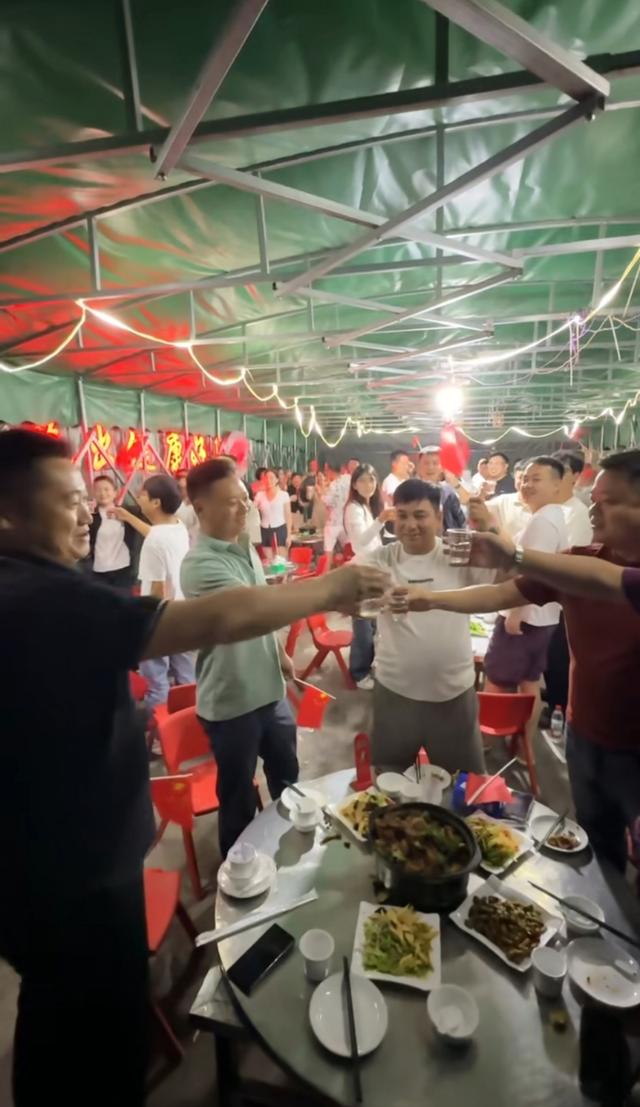 30桌7000多元!河南一餐馆九三阅兵全场免单,老板:能安稳做生意,感谢伟大祖国