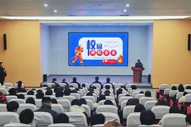 咸宁消防走进武汉东湖学院南校区开展消防安全知识讲座图片