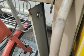 小8跑街|公共停车桩破损、车辆及垃圾杂物占道 崇业路这些问题待整治图片
