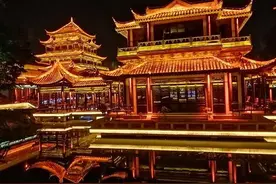 灯火璀璨映古城图片