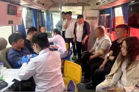 曹县教体局组织开展“教育沃土育桃李 热血奉献铸师魂”无偿献血公益活动图片