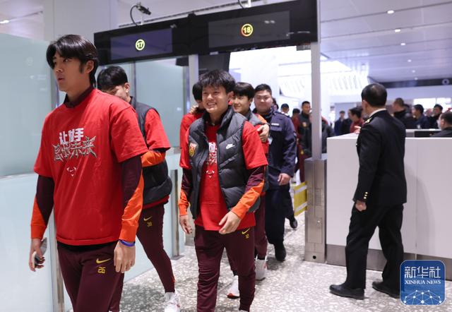 U23国足抵达北京	，大批球迷到机场迎接