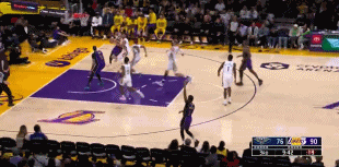 中轴脚动了！詹姆斯禁区内假动作后再起 被吹走步图片