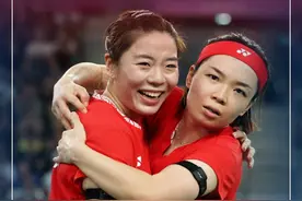第15金！凡尘组合圆梦！陈清晨/贾一凡获巴黎奥运会羽毛球女双冠军图片