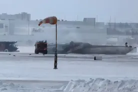 加拿大多伦多一客机着陆时发生事故 机身翻覆现场升起浓烟图片