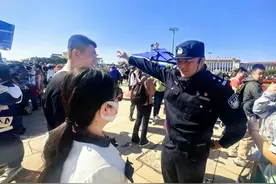 警探号丨天安门广场上警方为民服务车受欢迎  车内设临时母婴室方便游客图片