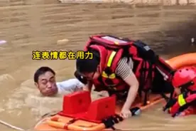 广东洪水救援中的感动瞬间：男子边吐泥水边救人，大姐为学生搭“便桥”图片