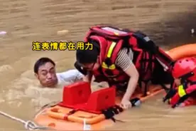 广东洪水救援中的感动瞬间：男子边吐泥水边救人，大姐为学生搭“便桥”图片