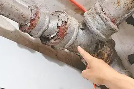 该咋办？楼上卫生间专有管道漏水 业主认为自己无责拒不露面图片