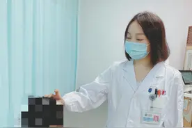 染发过敏患上皮炎，爱美女子无奈剃去头发治疗图片