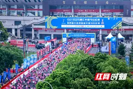 “湘马”鸣枪开跑！15000名跑友用“奔跑”与城市共振图片