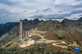 贵州：“地球裂缝”上建世界级大桥图片