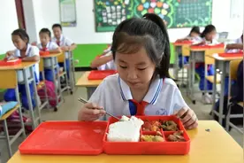 ​立法规范校园营养餐，为孩子健康成长保驾护航|代表委员议政录图片