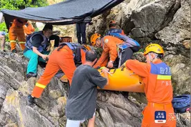 深圳一驴友爬山时失足摔下约8米高山崖，消防成功救援图片