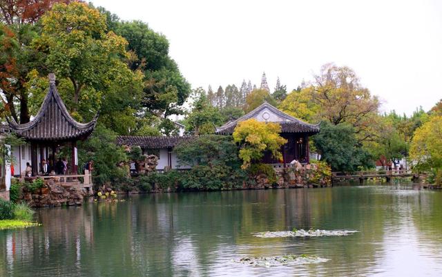 江苏苏州：沧浪亭色彩斑斓秋色美