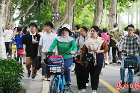 城市度假正当时，全国游客“冲”向东湖后都慢了下来图片