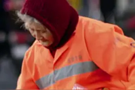 湖南环卫工工资：岗位津贴按出勤日计算，每人每日10—15元图片