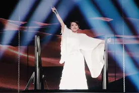 林忆莲广州风雨后开唱感动落泪图片