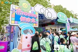 伴着蓝花楹奔跑 奥运冠军与500昆明市民一同“走花路”图片