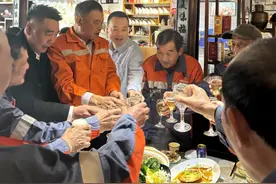 请环卫工吃“年夜饭”，这位河南籍老板坚持了11年图片