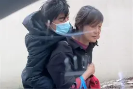 “母亲背着成年儿子艰难行走”引发网友共鸣 南京官方回应：寻找二人提供帮助图片