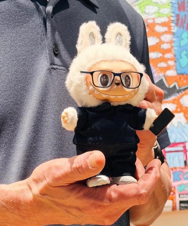 泡泡玛特终于翻车了？79块的挂链“割韭菜”！网友：李佳琦2.0