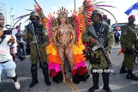 女企业家回巴巴多斯！蕾哈娜穿珠宝比基尼惊艳四座图片