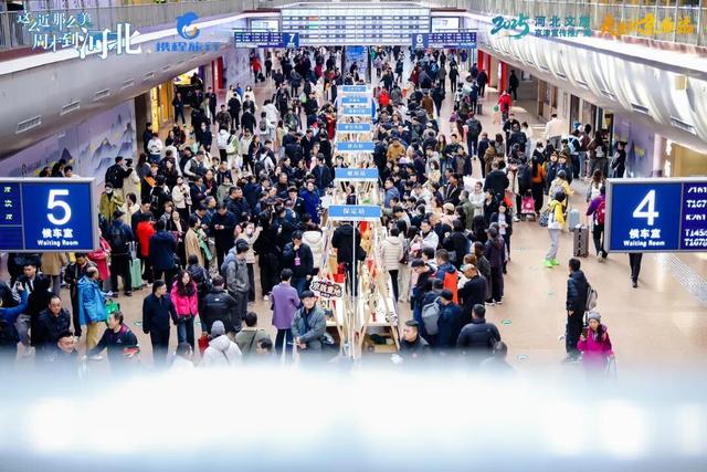 “京津康养地 旅居在承德”2025承德文旅亮相北京西站