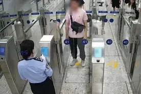 双胞胎长一模一样，弟弟偷用哥哥证件出境，会被识别出来吗？图片