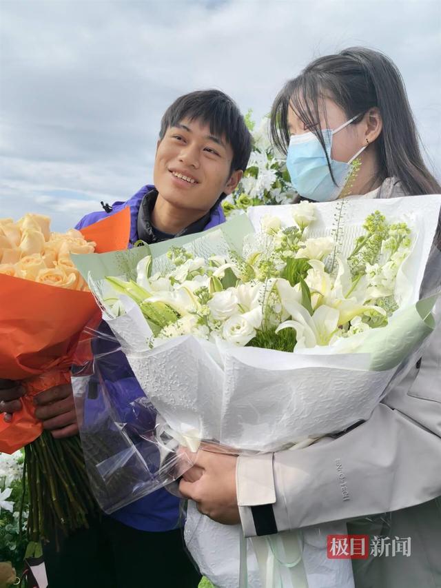 荒野求生选手林北13点14分在海拔1520米山巅，向女友深情告白