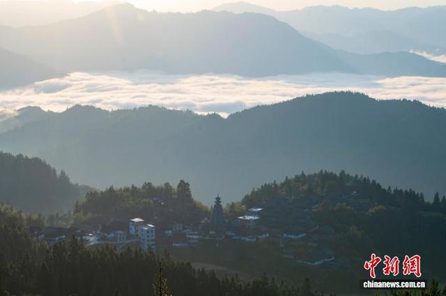 贵州从江：初冬云海绕侗寨