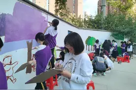 武汉高中生用画笔“翻新”老旧小区图片