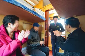 各地铁路银发旅游列车密集启程 激活万亿元银发经济蓝海图片