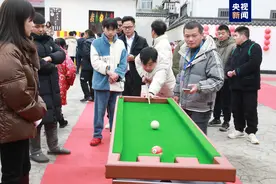 “排好队，排好队” 这场台球比赛选手不一般图片