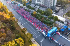 2024武汉青山江滩半程马拉松举行，万名选手最美江滩赛道开跑图片