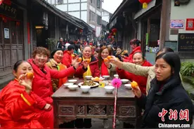 （新春走基层）重庆安居古城举行长桌宴：品年味、迎新春图片