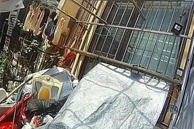 空调外机漏水影响邻居晾晒，民警上门调解邻里纠纷图片