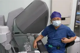 想让病患不那么疼，这位医生研发了一台机器人图片