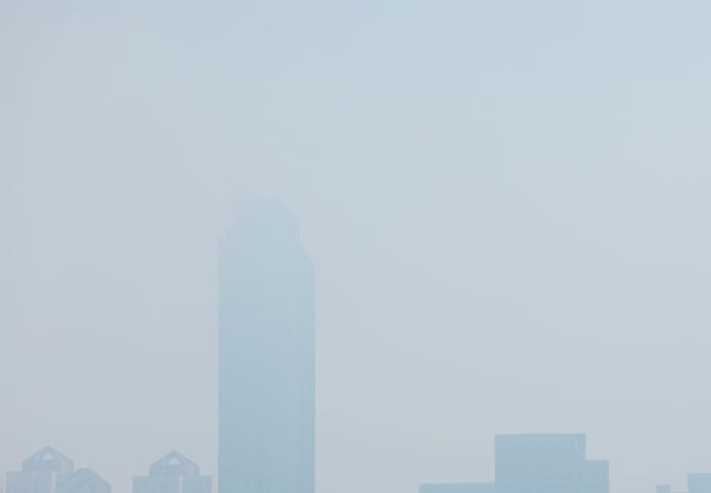 秋老虎持续，青岛前海雾中赏景