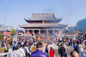 春节期间多地寺庙成人气景点，杭州灵顺寺凌晨3点已人山人海图片