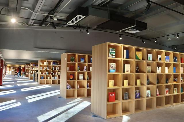 距离八达岭长城6公里，石峡关谷游客服务中心迎客