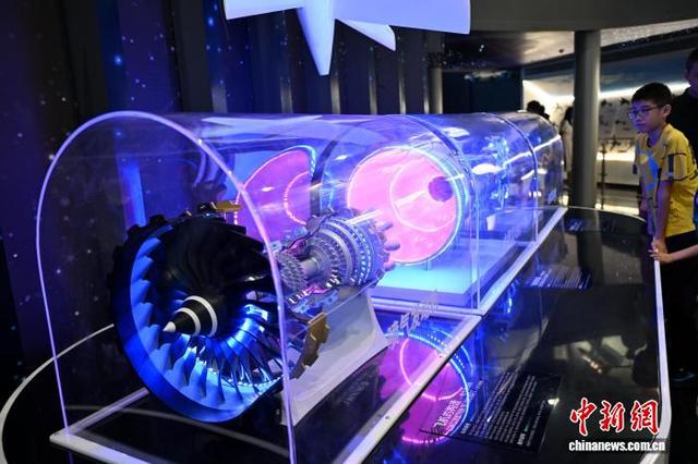 福州：市民走进科技馆感受航天航空等科技魅力