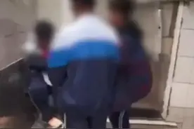 初二男生厕所被围殴，多名学生围观拍摄图片